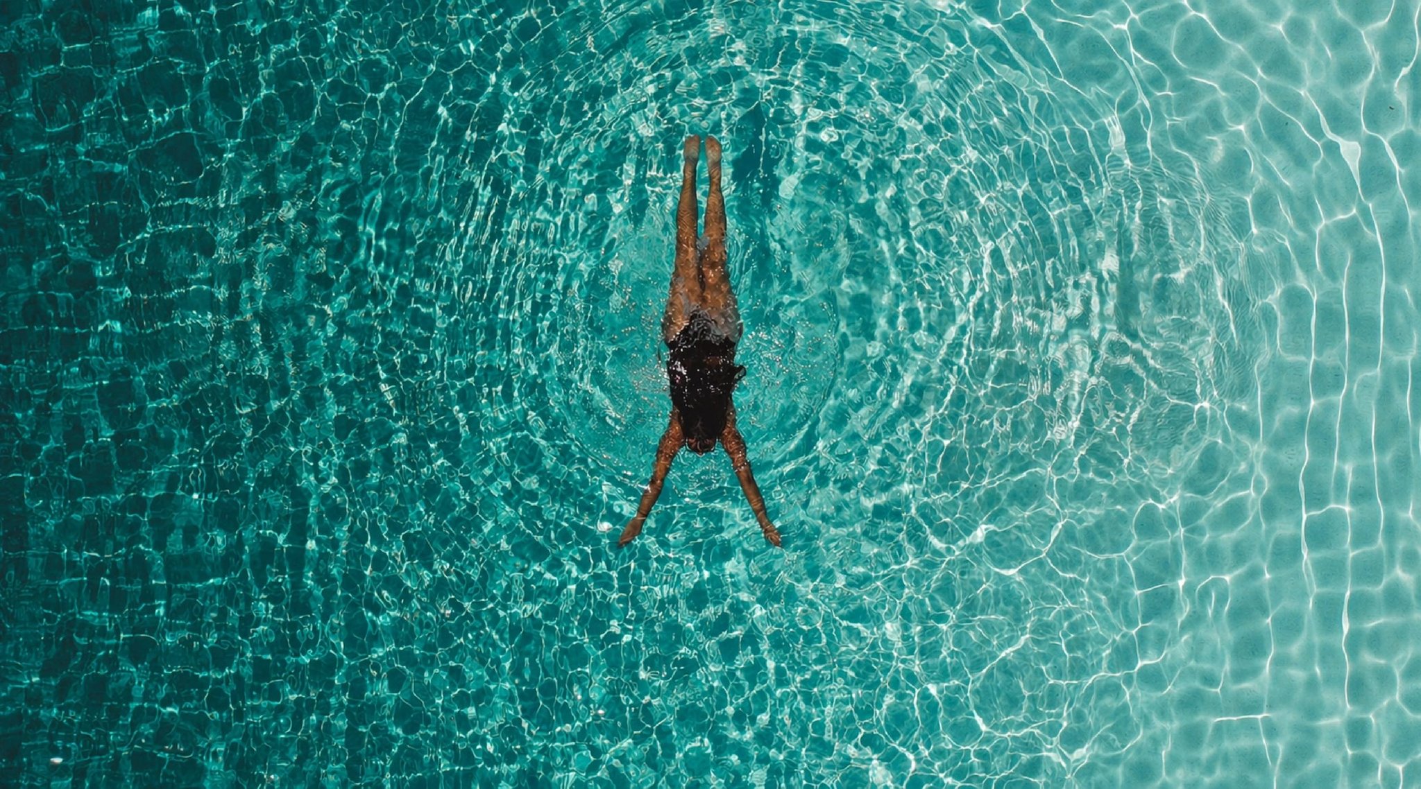 Homme nageant dans piscine hôtel 3 étoiles à Ghisonaccia vue aérienne