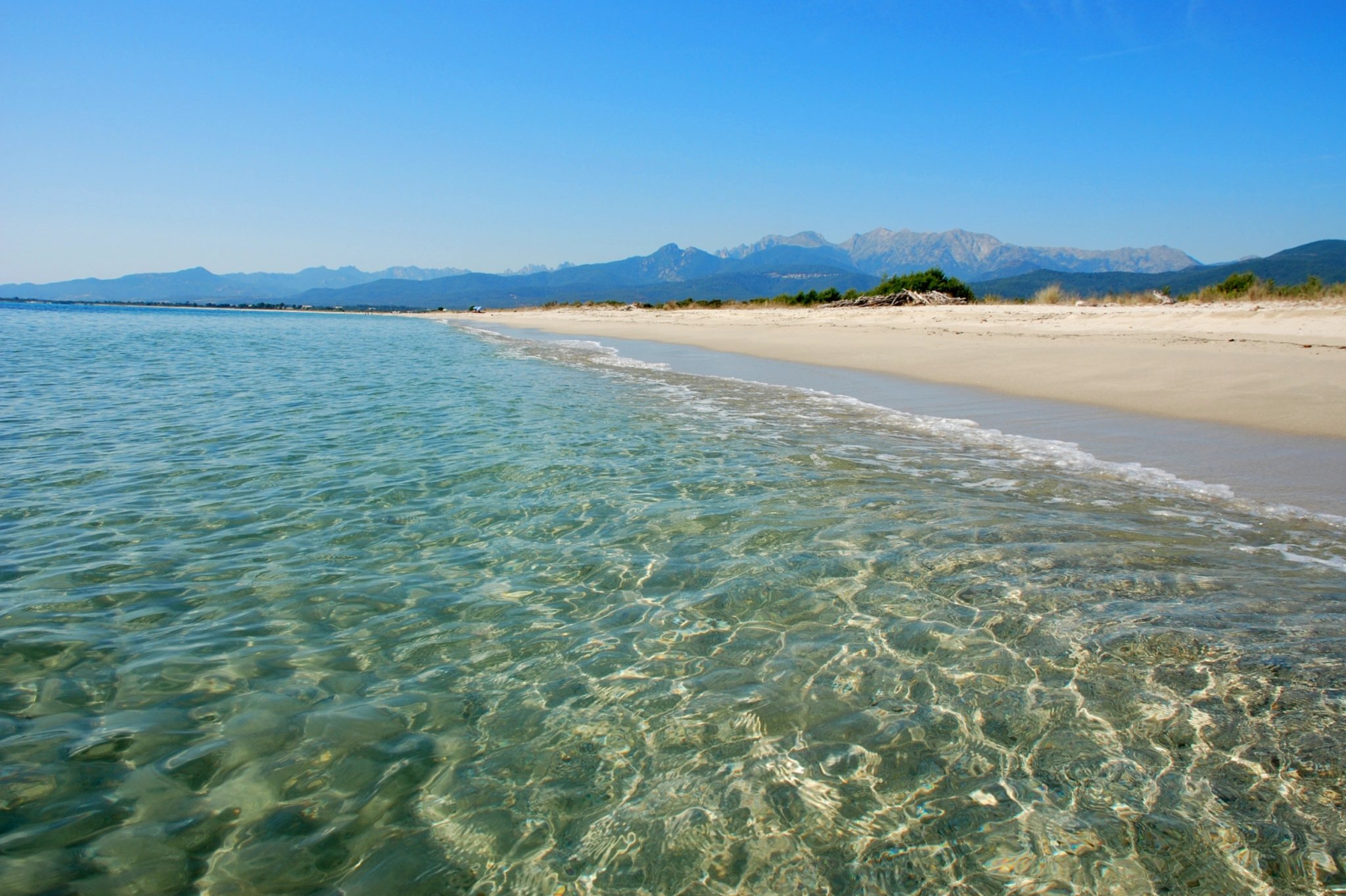 Plage de sable blanc avec eaux cristallines près d'un Hôtel 3 étoiles à Ghisonaccia en Corse