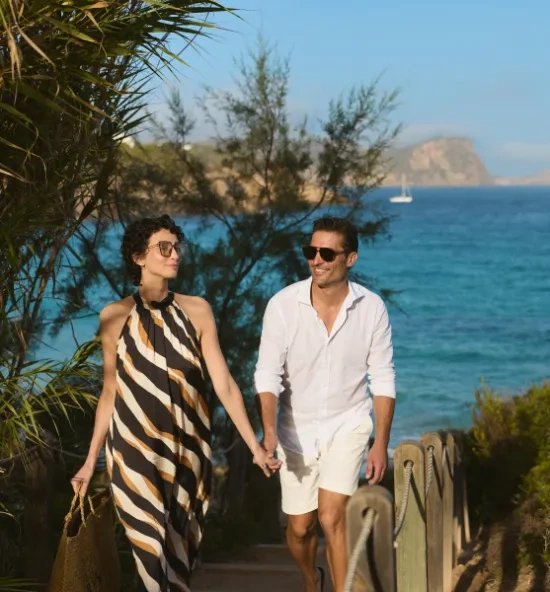 Couple en vacances profitant de la vue méditerranéenne près d'un hôtel 3 étoiles à Ghisonaccia